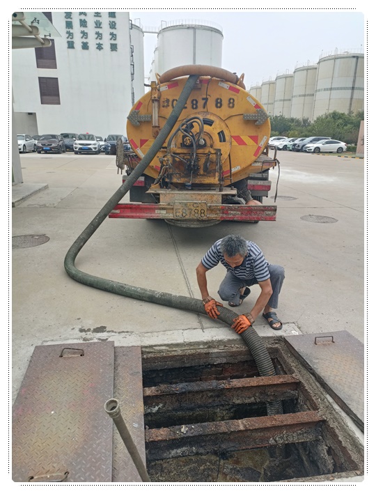 沙湖原种场隔油池清掏