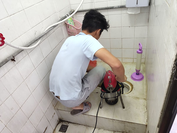 沙湖原种场管道堵塞冒臭气 专业师傅现场解决问题